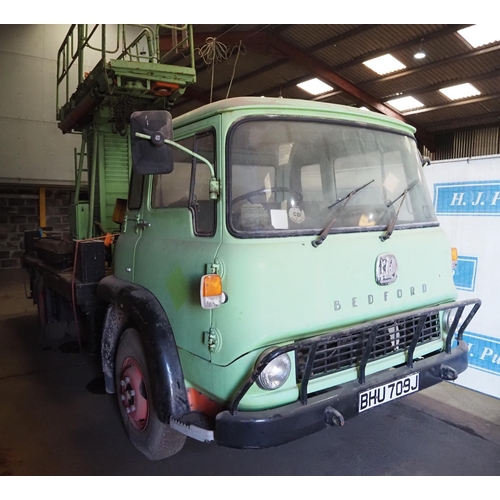 122 - Bedford TK towing lorry. 1971. Kitted with 4 Leg jacks and capable of lifting to 52ft this lory was ... 