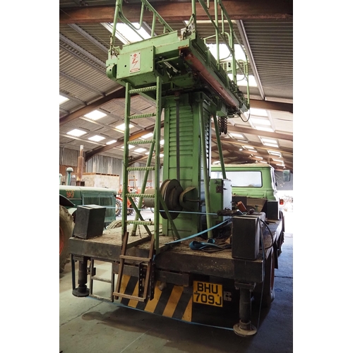 122 - Bedford TK towing lorry. 1971. Kitted with 4 Leg jacks and capable of lifting to 52ft this lorry was... 