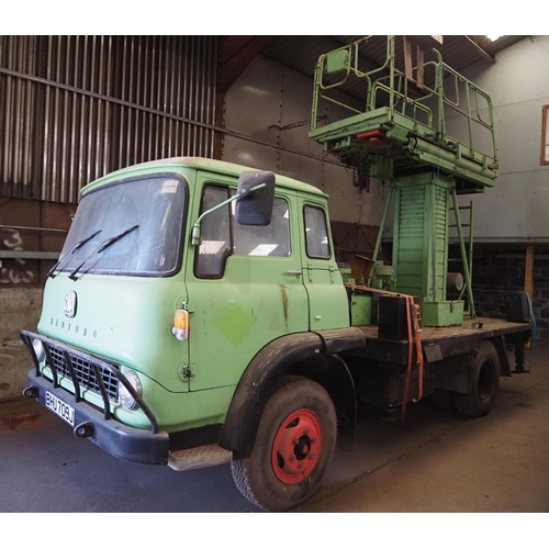 122 - Bedford TK towing lorry. 1971. Kitted with 4 Leg jacks and capable of lifting to 52ft this lory was ... 