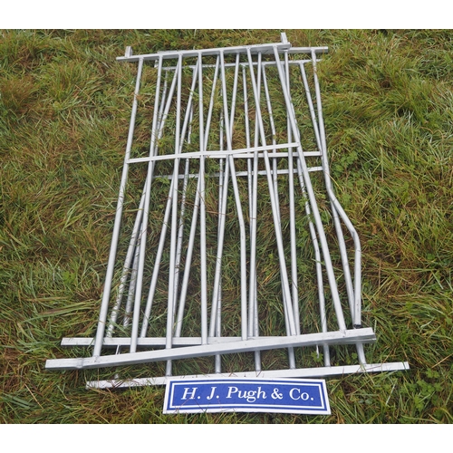 165 - Galvanised lambing hurdles 6ft - 3