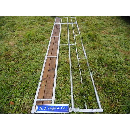 210 - Galvanised sheep barrier with access gate and adjustable bars 15ft - 1