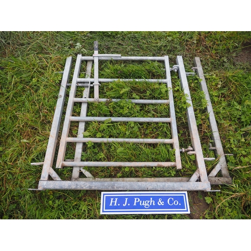 39 - Gate in frame and race joiner 3ft