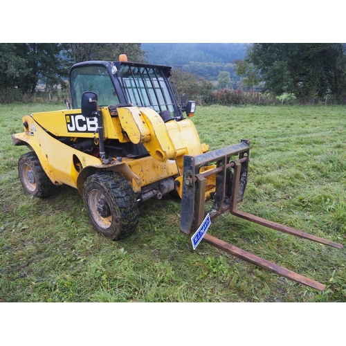 JCB 520-40 with pallet tines. Showing 10742 hours. In daily work