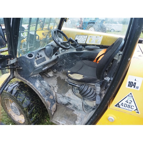 642 - JCB 520-40 with pallet tines. 2011. Showing 10742 hours. In daily work