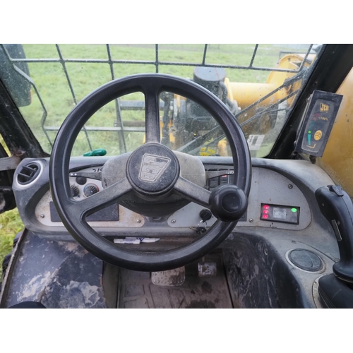 642 - JCB 520-40 with pallet tines. 2011. Showing 10742 hours. In daily work