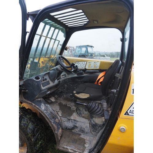 642 - JCB 520-40 with pallet tines. 2011. Showing 10742 hours. In daily work