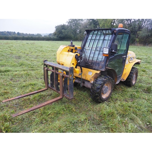 642 - JCB 520-40 with pallet tines. 2011. Showing 10742 hours. In daily work