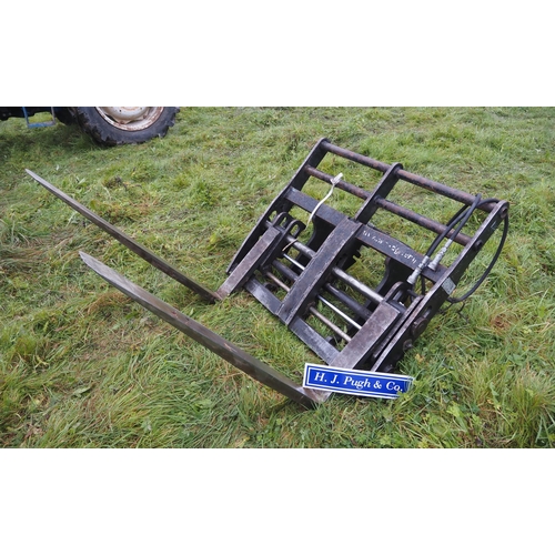 643 - Strimech hydraulic pallet tines with JCB fittings