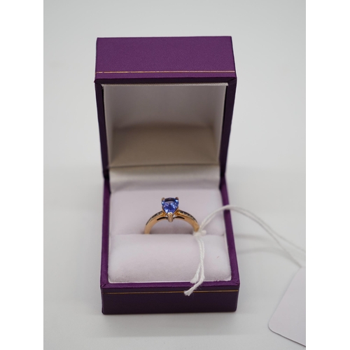 335 - 9ct Gold Tanzanite ring