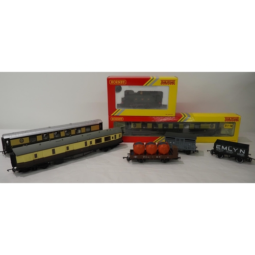 7 - Hornby OO gauge class 101 locomotive, tenders and carriages