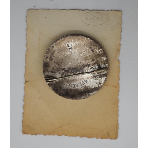 294 - WWII German nurse badge with photo