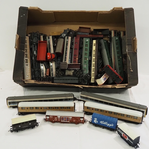 42 - Quantity of carriages and tenders to include Hornby and Airfix