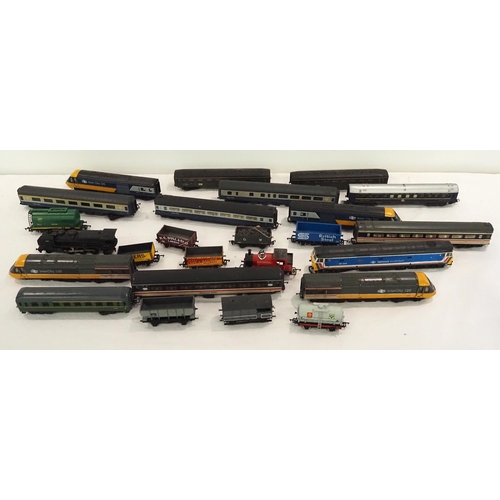 62 - Quantity of model carriages and locomotives