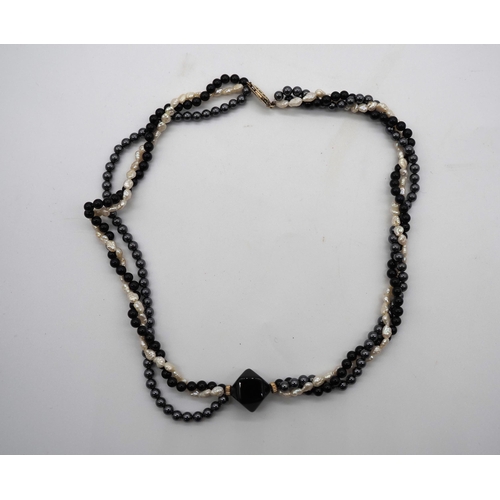 337B - Seed pearl and bead necklace