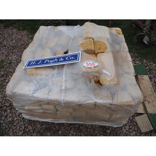 559 - Pallet of Cotswold bricks