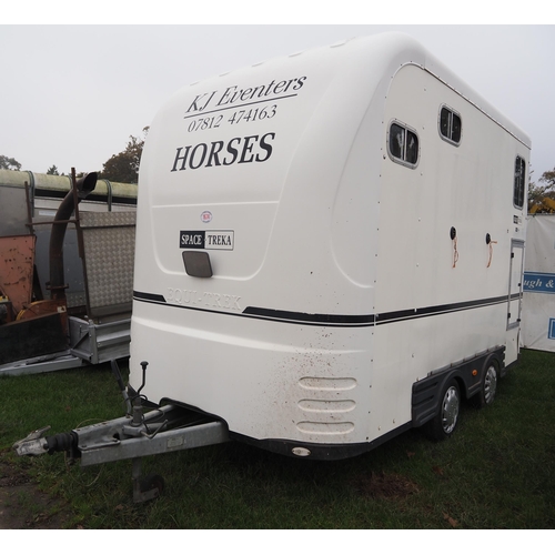 Equi-Trek double horsebox with side loading and front partition