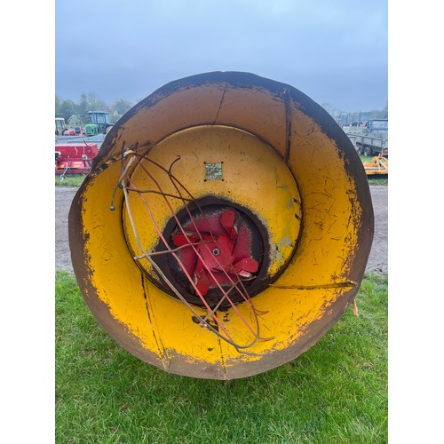 1768 - Teagle round bale shredder