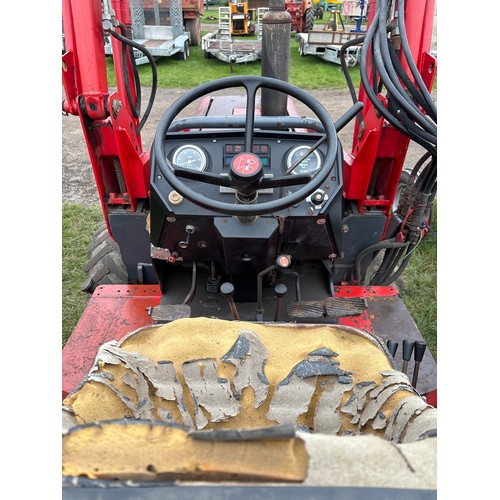 1619 - Massey Ferguson 675 tractor. C/w Chillton 40.70 power loader, in good working order