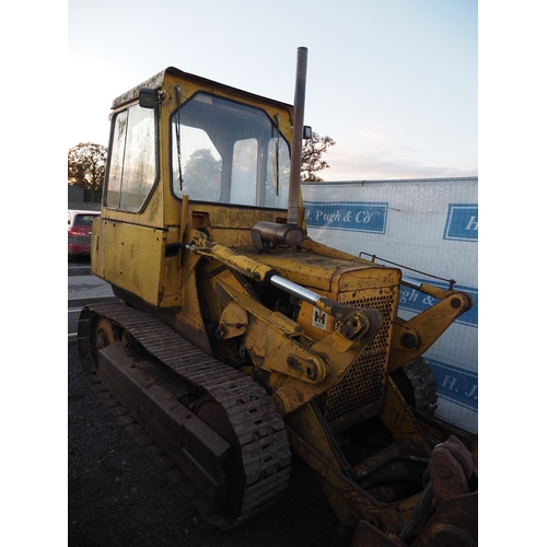 International 100 loader. Runs and drives. C/w 4 in 1 bucket and pallet ...