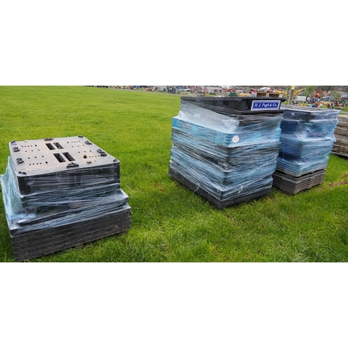 1572 - Plastic pallets