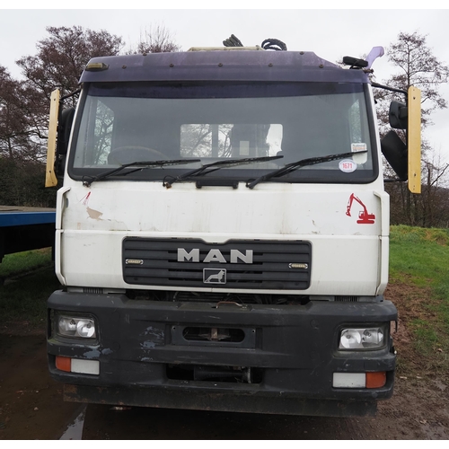 1671 - MAN lorry with roll on hook and Hiab. Runs and drives. Reg. YJ06 VUB. Keys in office