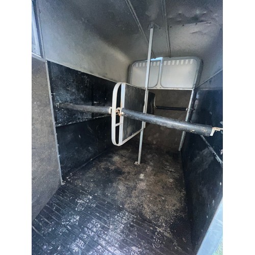 1650 - Ifor Williams HB508R horse trailer. Broken mudguard