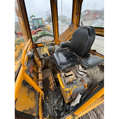 1738 - Caterpillar 931B dozer with bucket. Runs and drives. Key in office