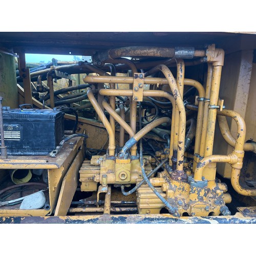 1739 - Komatsu PC220-1 360 excavator. Runs and drives. Fitted with 5ft bucket. Key in office