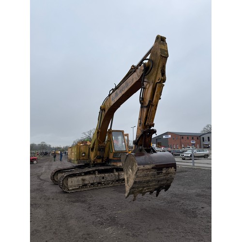 1739 - Komatsu PC220-1 360 excavator. Runs and drives. Fitted with 5ft bucket. Key in office