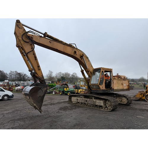 1739 - Komatsu PC220-1 360 excavator. Runs and drives. Fitted with 5ft bucket. Key in office