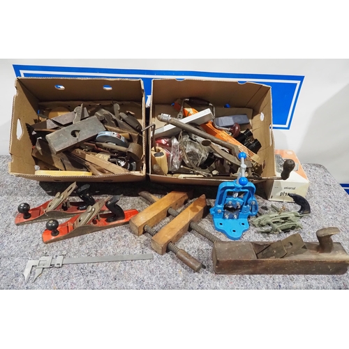 524 - Assorted hand tools to include Rapier 500 planes, pipe vice, moulding planes etc