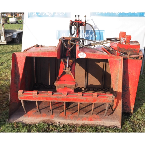 1553 - Self-loading silage feeder