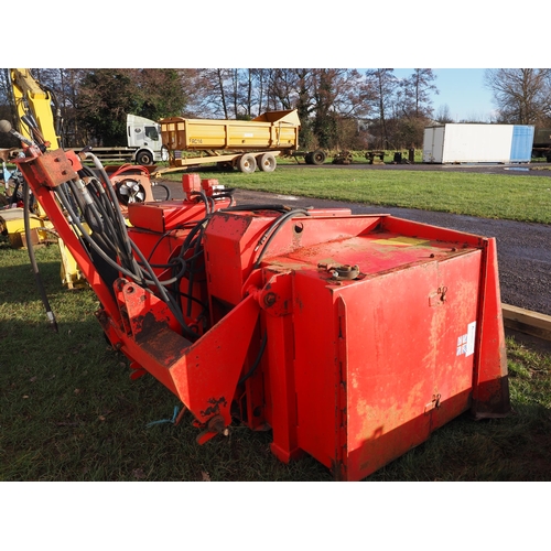 1553 - Self-loading silage feeder