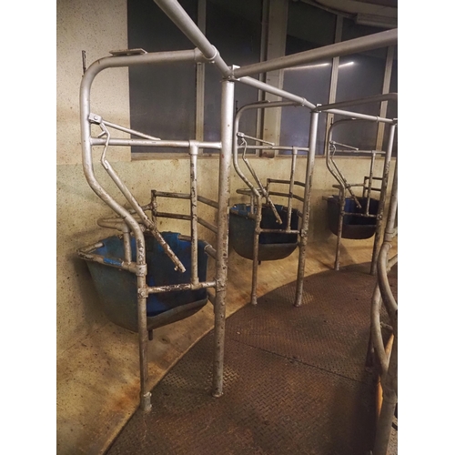 208 - Rotary Milking parlour. C1975. Milks 18 cows. Buyer to remove