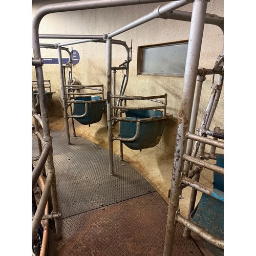 208 - Rotary Milking parlour. C1975. Milks 18 cows. Buyer to remove