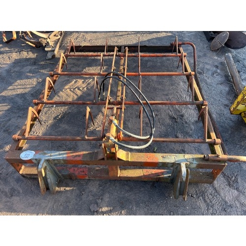 Case 4240 tractor with Howard loader. In daily use, c/w loading bucket ...