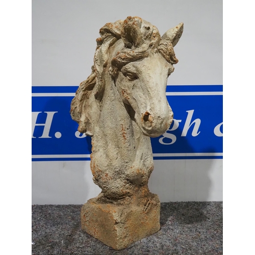 512 - Ornamental horse head 2ft