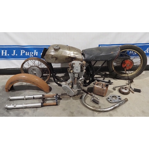 Norton International project. 1957. 500cc
Engine No. 68484 L11
Includes frame, engine, gearbox, forks, wheels, fuel tank, oil tank etc
No docs.