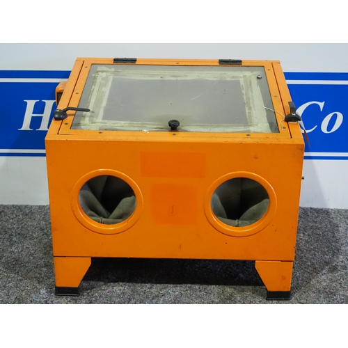 689 - Sand blasting cabinet