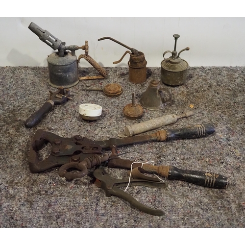 702 - Vintage hoof cutters, oil dispensers etc