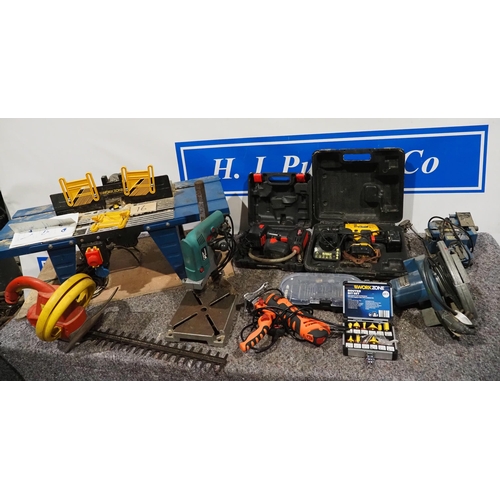 759 - Assorted power tools to include Makita router, DeWalt cordless drill etc