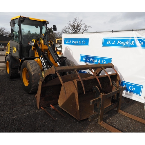 1633 - JCB 407BST loader. 2015. C/w muck grab, bucket and pallet tines. Reg. HY15 DYW. Key in office