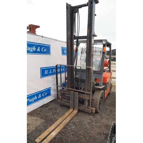 1637 - Toyota 5FGF20 gas forklift. Runs, showing 74,122 hours. Key in office