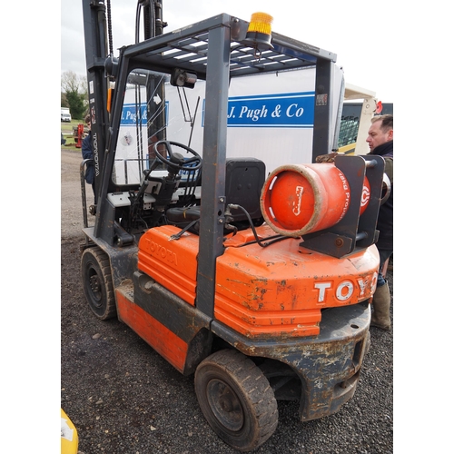 1637 - Toyota 5FGF20 gas forklift. Runs, showing 74,122 hours