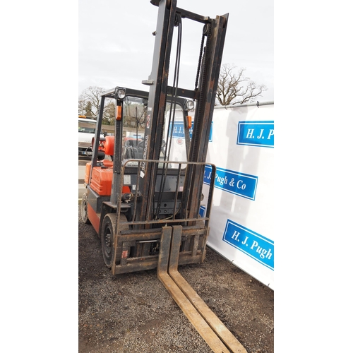 1637 - Toyota 5FGF20 gas forklift. Runs, showing 74,122 hours. Key in office