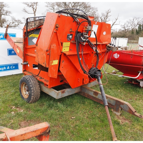 1694 - Primor trailed straw distributor