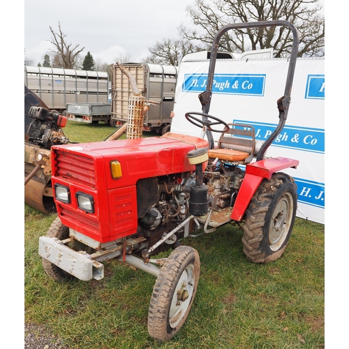 1702 - Compact tractor with roll bar