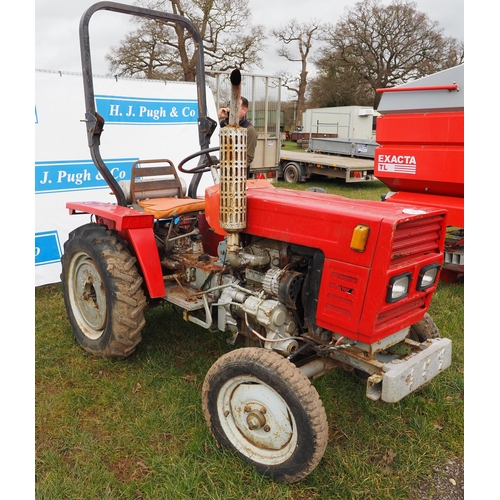 1702 - Compact tractor with roll bar