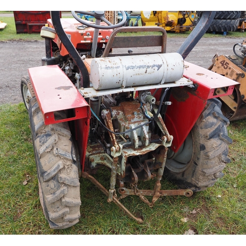 1702 - Compact tractor with roll bar