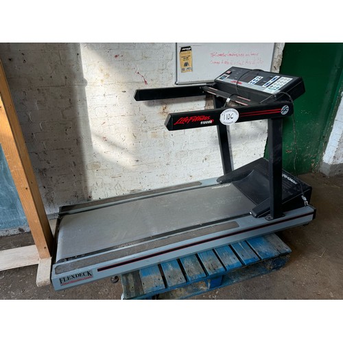 110C - LifeFitness 9100HR running machine